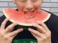 吃瓜网红小哥哥微博号,“瓜王降临！揭秘吃瓜网红小哥哥微博号背后的故事”